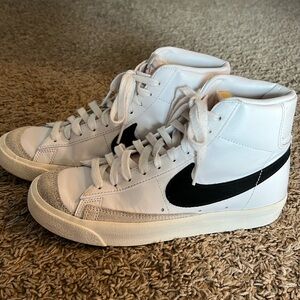 Nike Blazer Mid 77 Women’s shoe